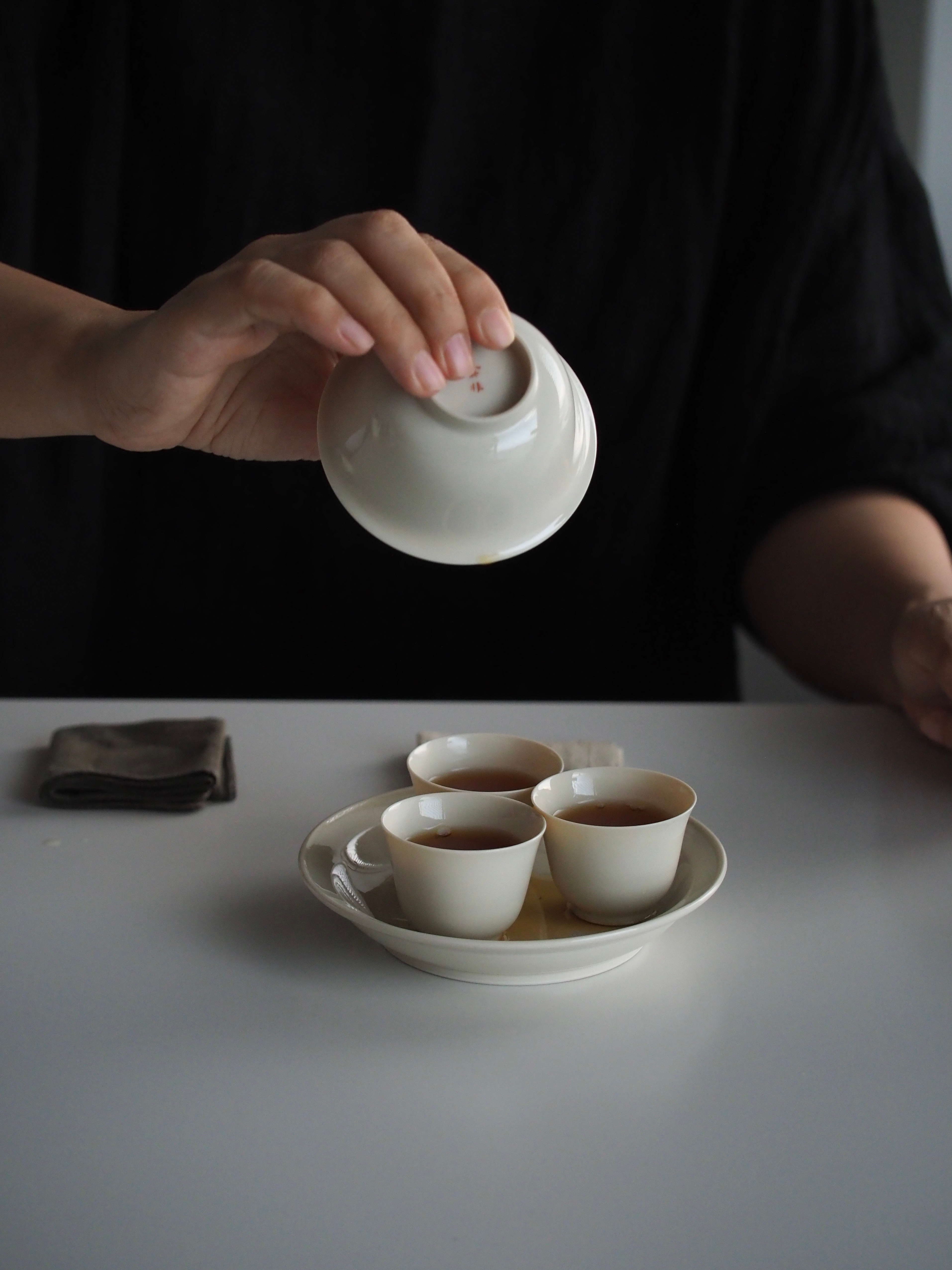 喝完这杯华顶云雾红茶，雨也停了，窗外从雾霾蓝变成了晚霞粉……生活手记
