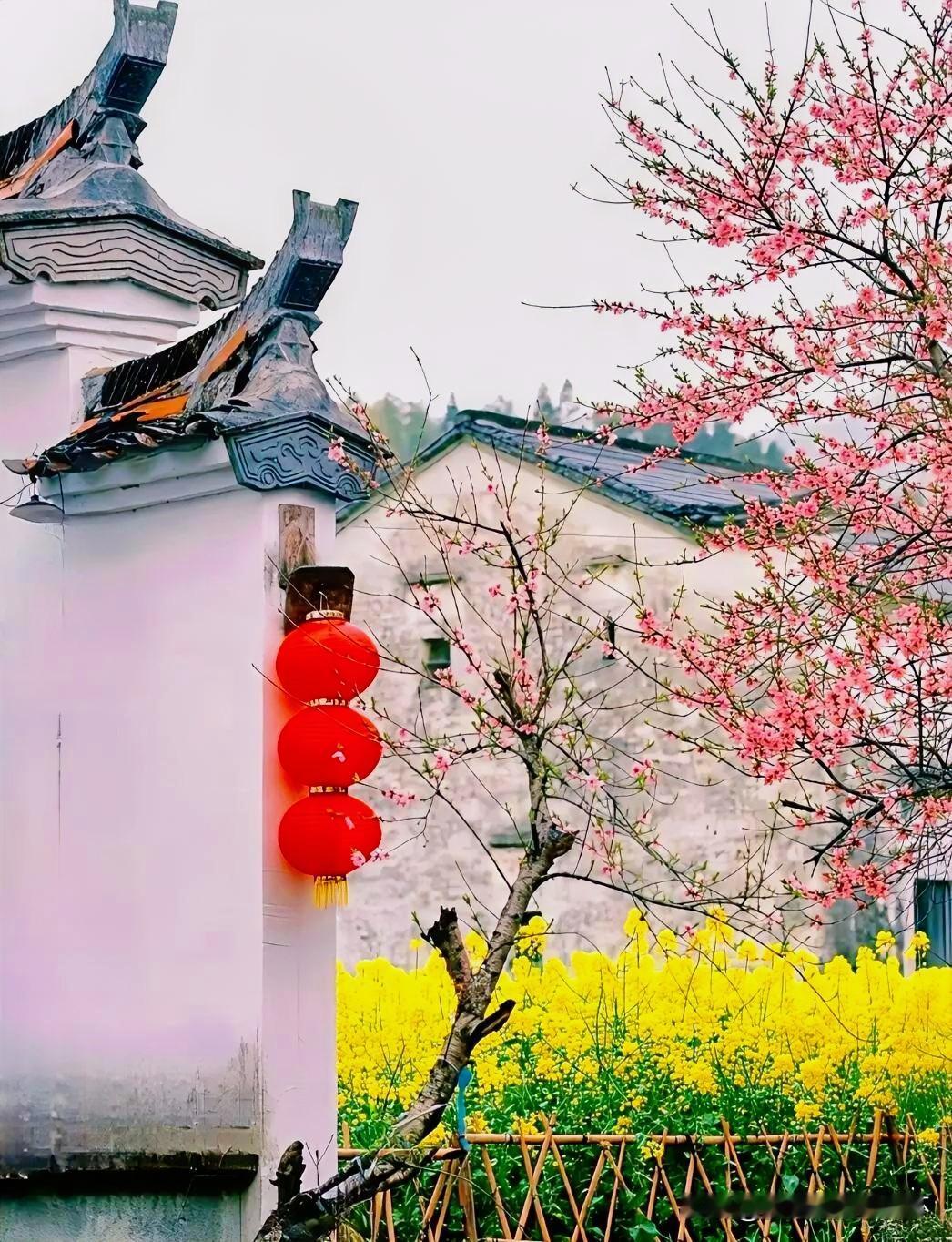 上联：风动枝桠花满树
下联：有请雅士[玫瑰][玫瑰][玫瑰]