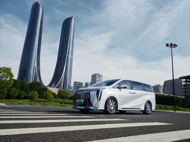 昨天，传祺E9超级快充版上市，售价32.28-39.28万。超级快充版“超级”在