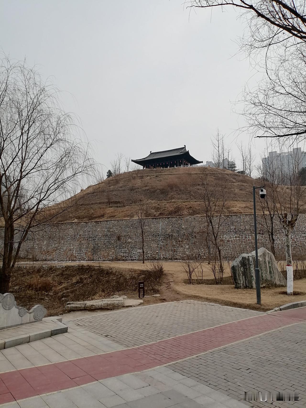 晒图笔记大赛从这里看到小山上的古建筑，也有一种去国怀乡之感！