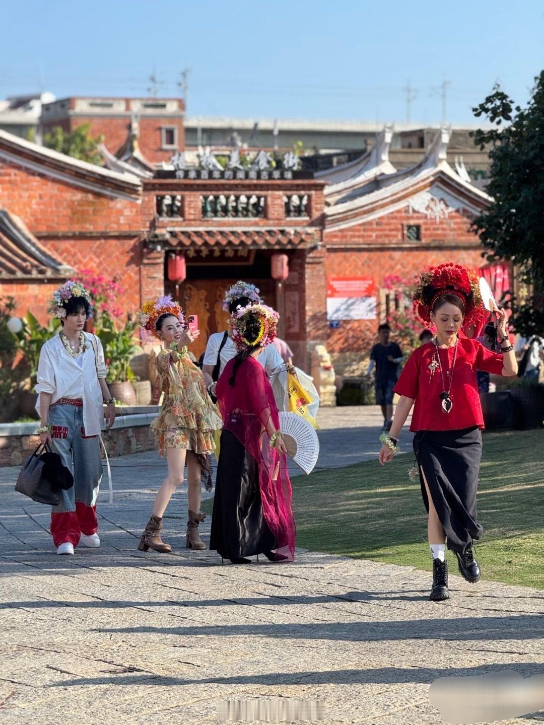 一路繁花这期在泉州录制 姐姐们弟弟们都做了簪花造型一路繁花 ​​​