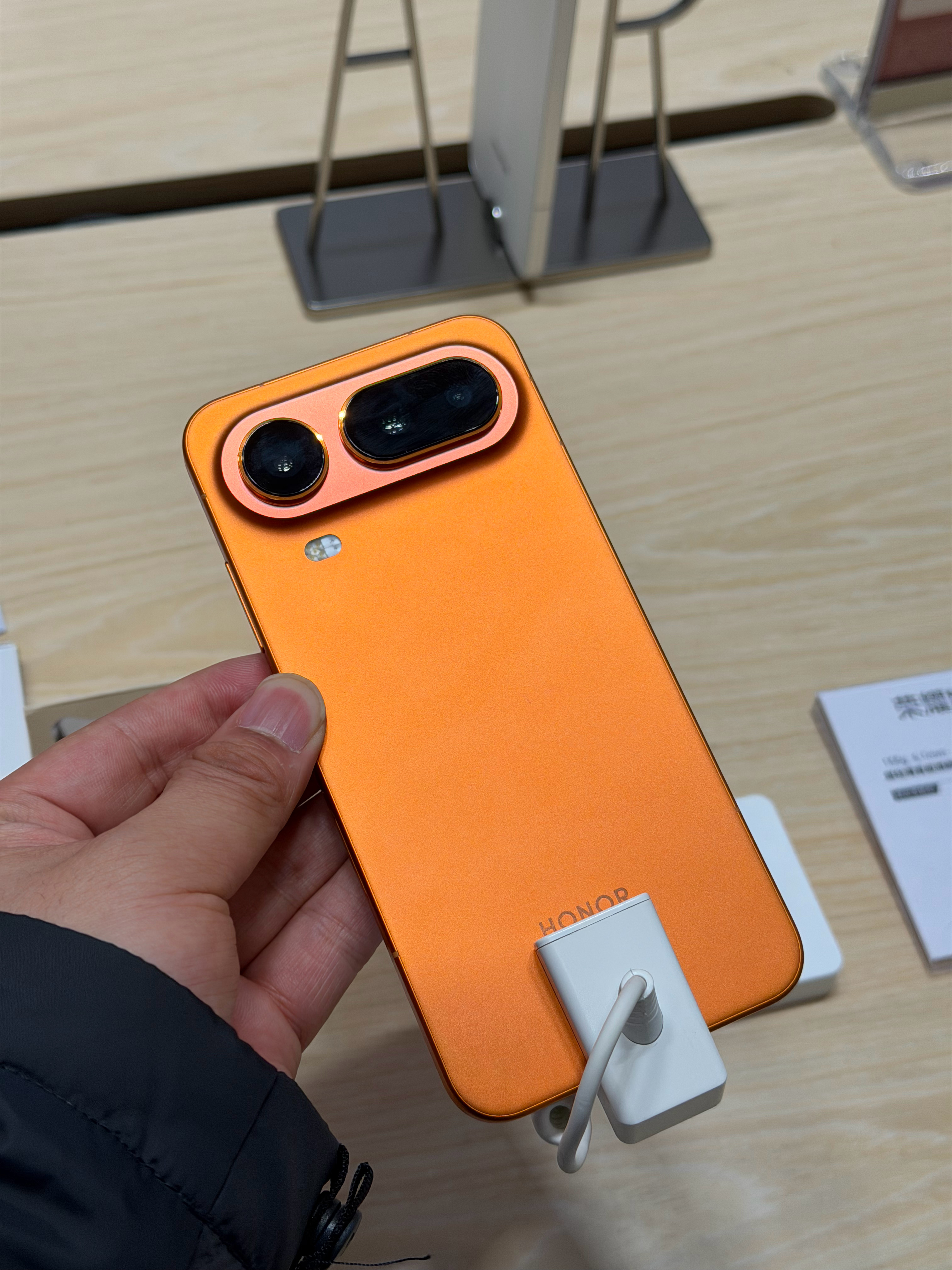 荣耀Magic8 Pro Air轻薄的有点不真实啊去店里上手感受了一下，轻的让人