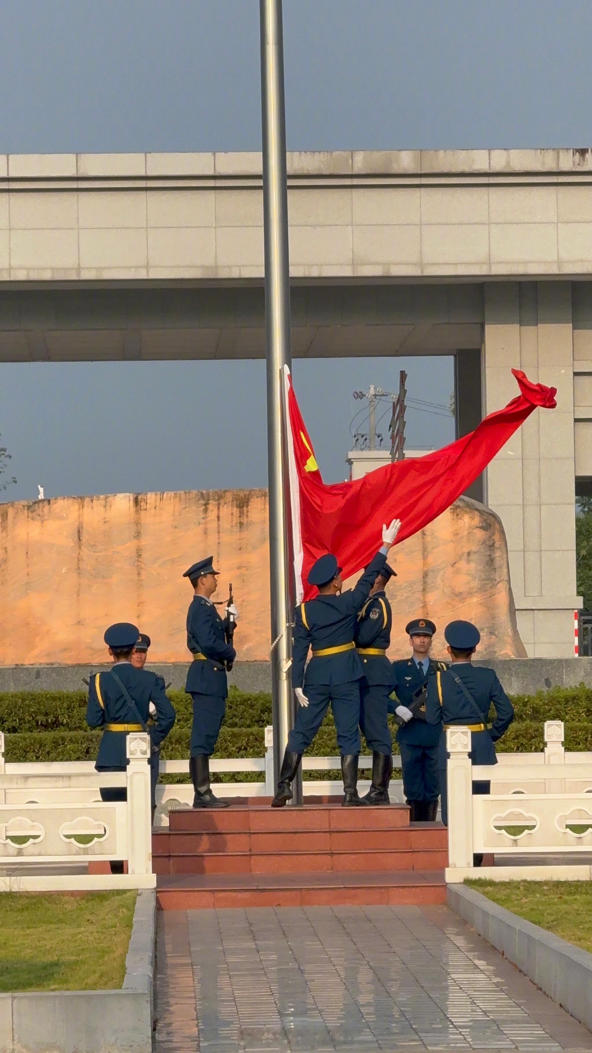 在贵州遵义，同中部战区空军某部官兵一起缅怀纪念长征中牺牲的红军烈士。这其中，埋葬