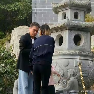 李乃文被传丁克多年，家里现在有四个孩子在跑。
他和导演杨婷的婚姻早就结束了。
没