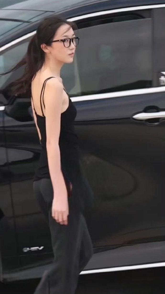 谁还记得王菲的小女儿李嫣，真是女大十八变。
如今的身高、走路的神态架势，和王菲如