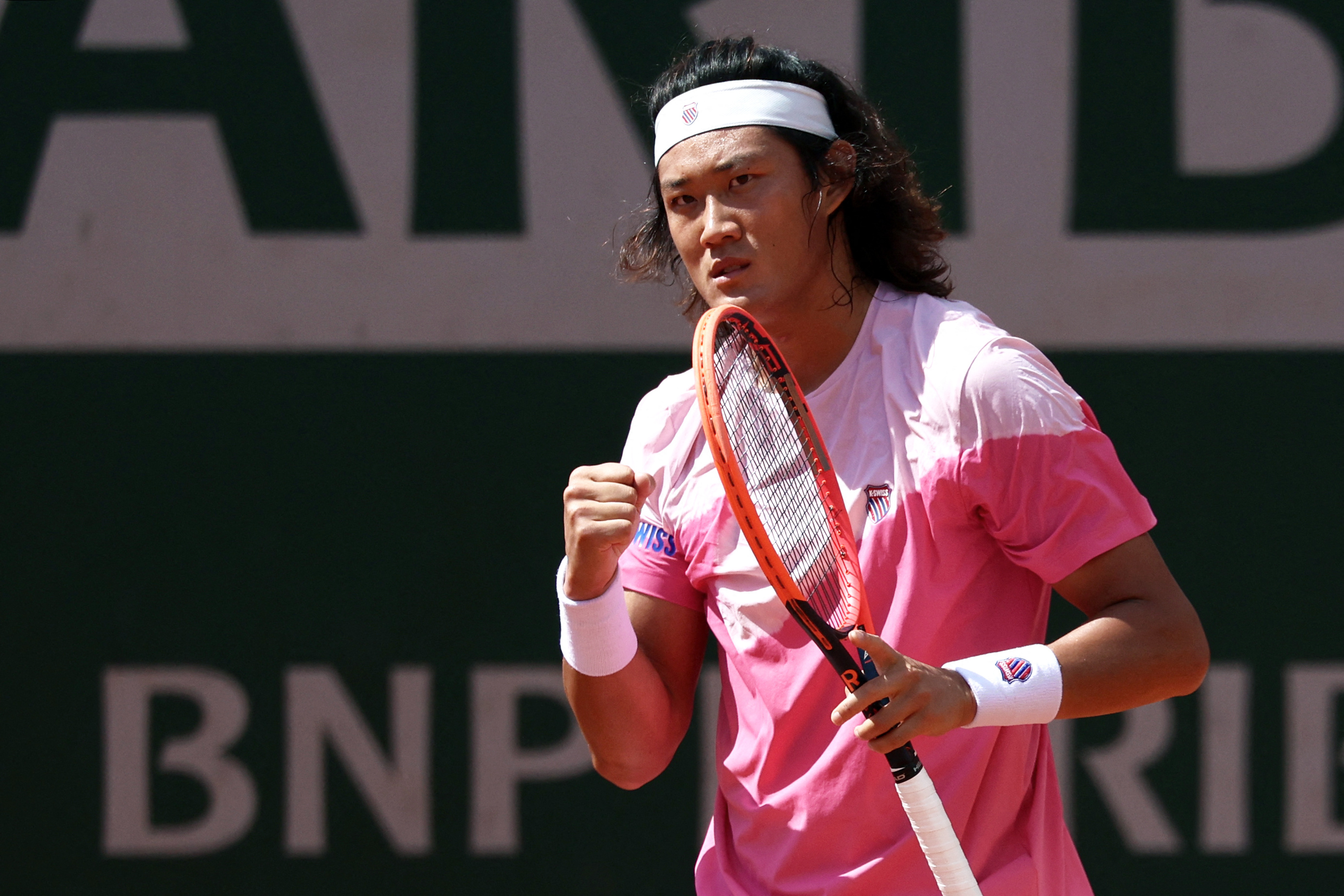 张之臻挑落梅德维德夫💥ATP500哈雷站男单次轮，🇨🇳张之臻三盘战斗，以6