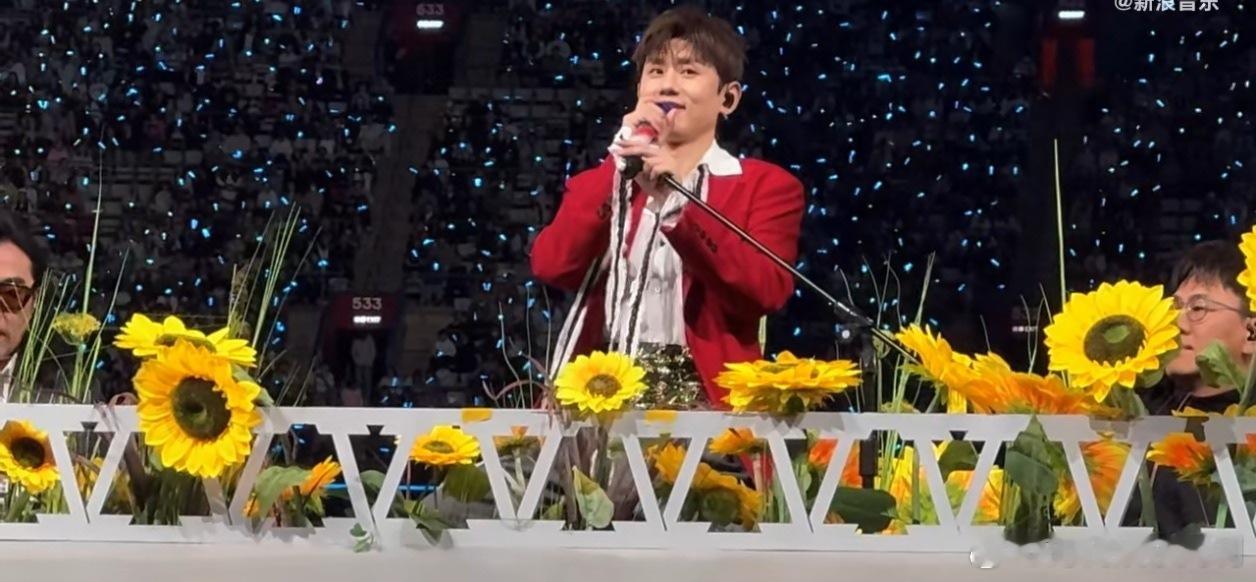 张杰哥！看看我！我比他会唱！抽我上去！让我魂穿那个幸运观众！张杰别抽他了抽我张杰