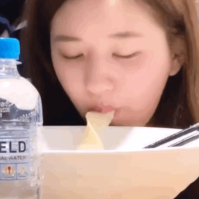 赵露思 孩子似乎有面条重度依赖🍜 