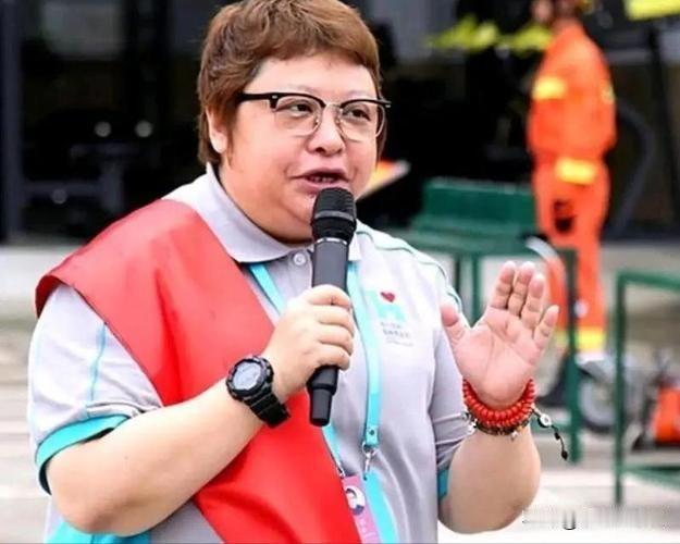 韩红近期接连卷入两大热议话题。早前电影宣传时一句东北口语“走面”，被刻意曲解成耍