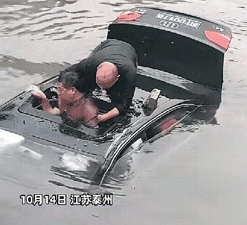 一辆黑色轿车和一辆电瓶车发生了剐蹭，黑色车辆一个刹车不稳掉到了河里。

就在黑色