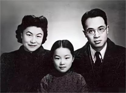 1973年，钱钟书的女儿钱瑗因洗衣服被邻居打了一耳光，他62岁的妻子杨绛立即冲上