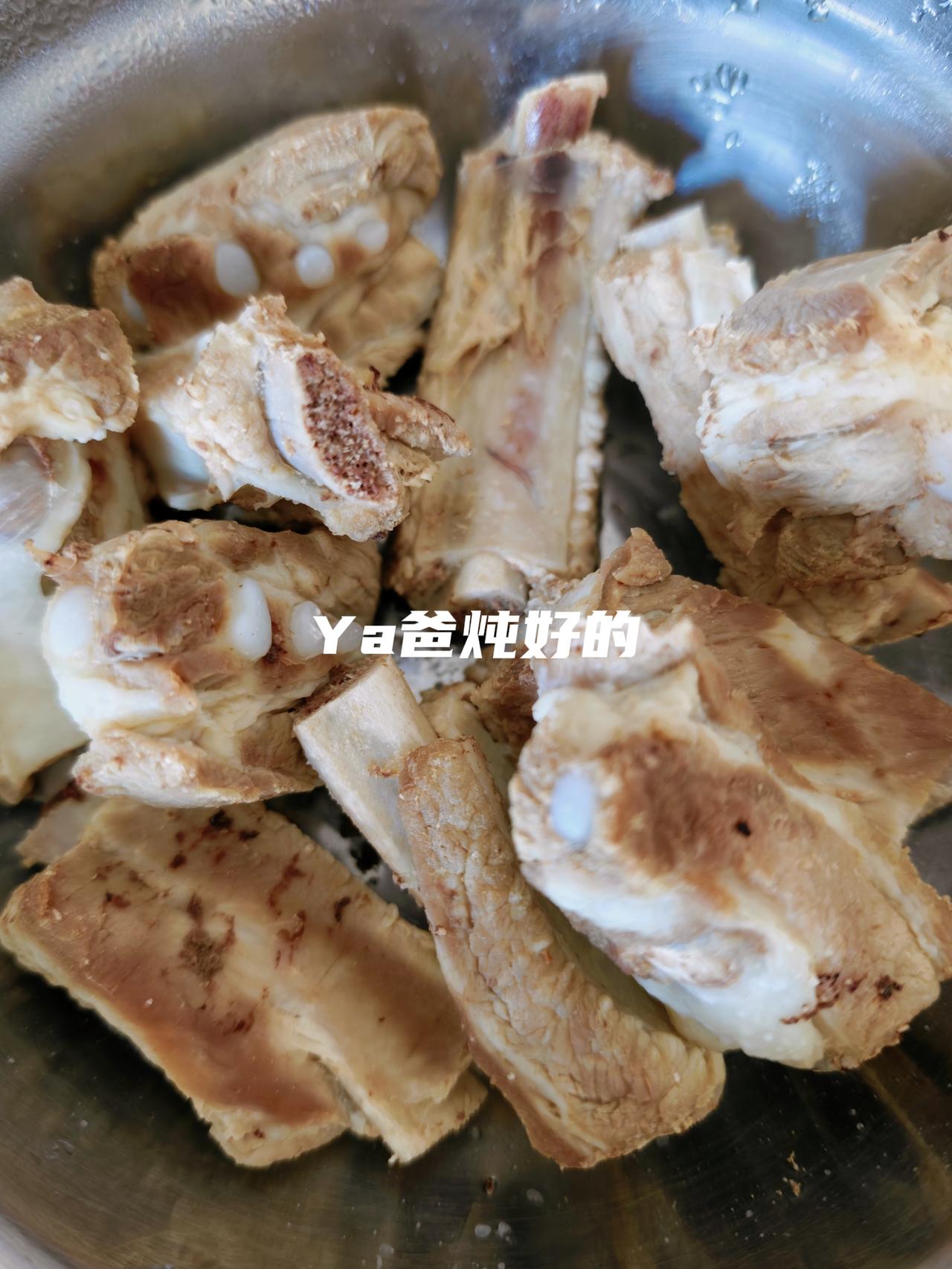 我家大厨这两天有点忙，没办法在四点前把饭给我俩做好，于是又开始给我备菜：小白菜洗