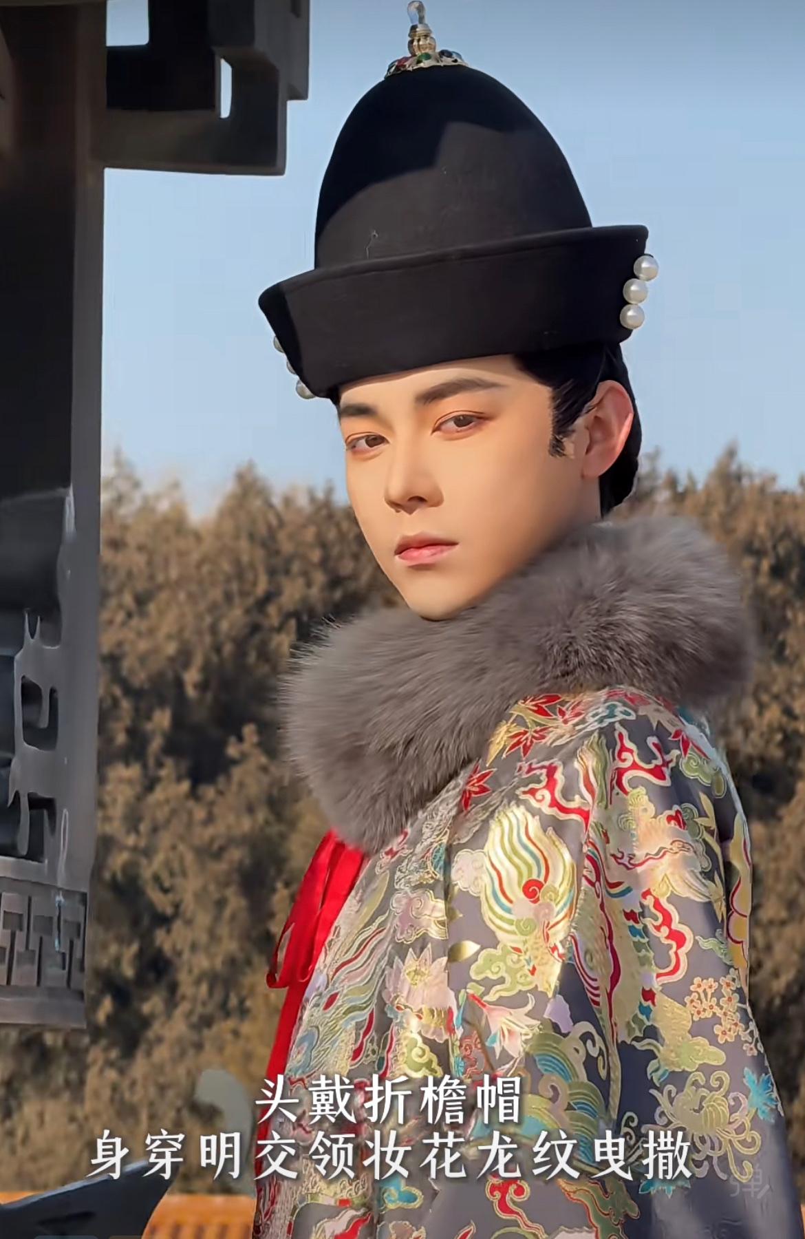网友穿上明制汉服，戴着明宪宗同款折檐帽，在视觉上给人一种舒适的感觉，看上去端庄大