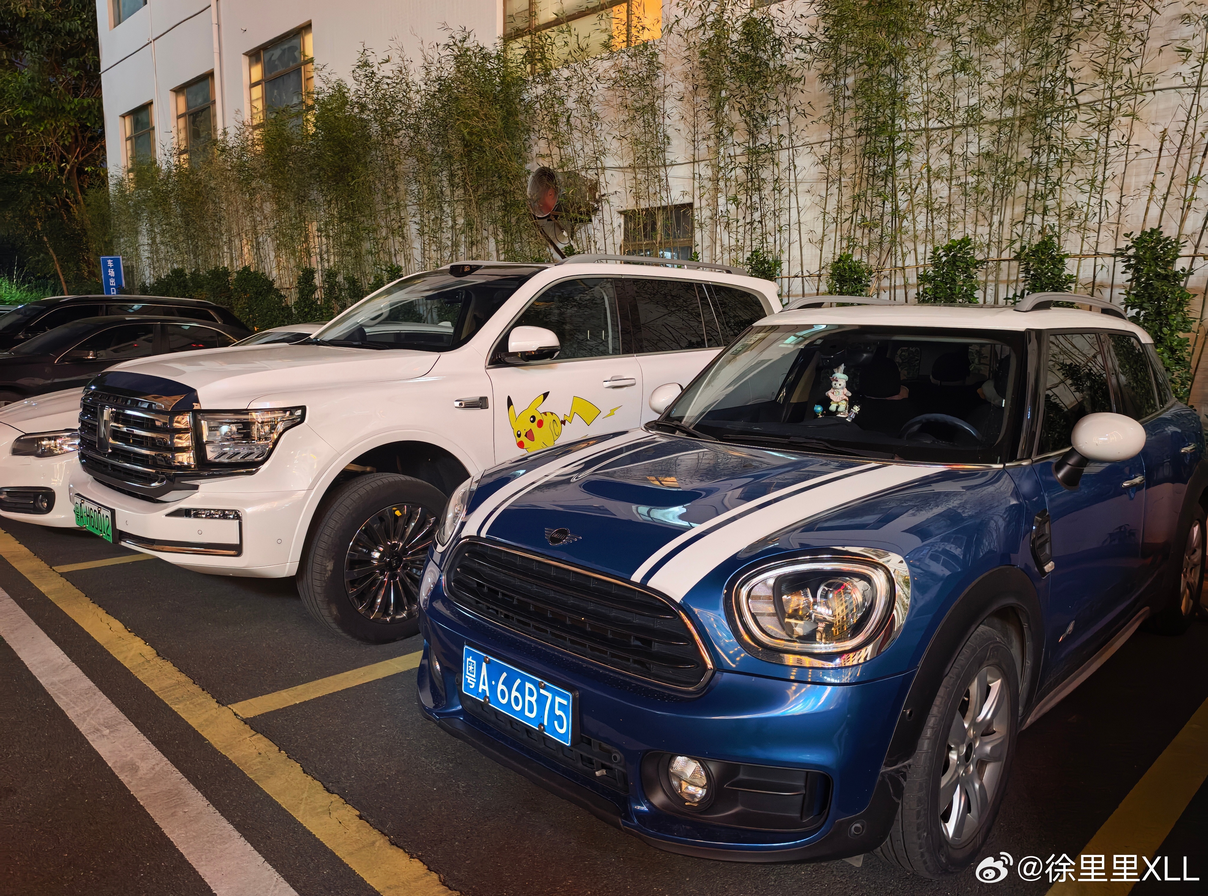 开坦克出门莫名其妙总是喜欢跟MINI停在一起。我总感觉坦克和MINI在某些点上很