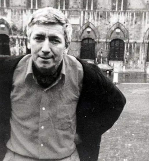 1978年，保加利亚作家马尔科夫正在逛街，突然感到大腿一阵刺痛，他不以为然。几天