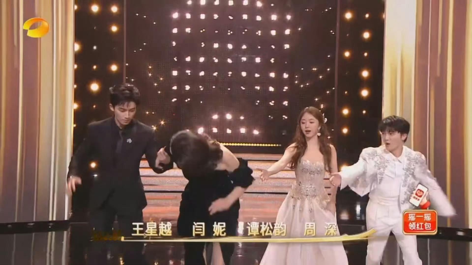 #闫妮差点摔了#字幕是谁做的，把我们妮子给绊倒了[微笑] ​​​