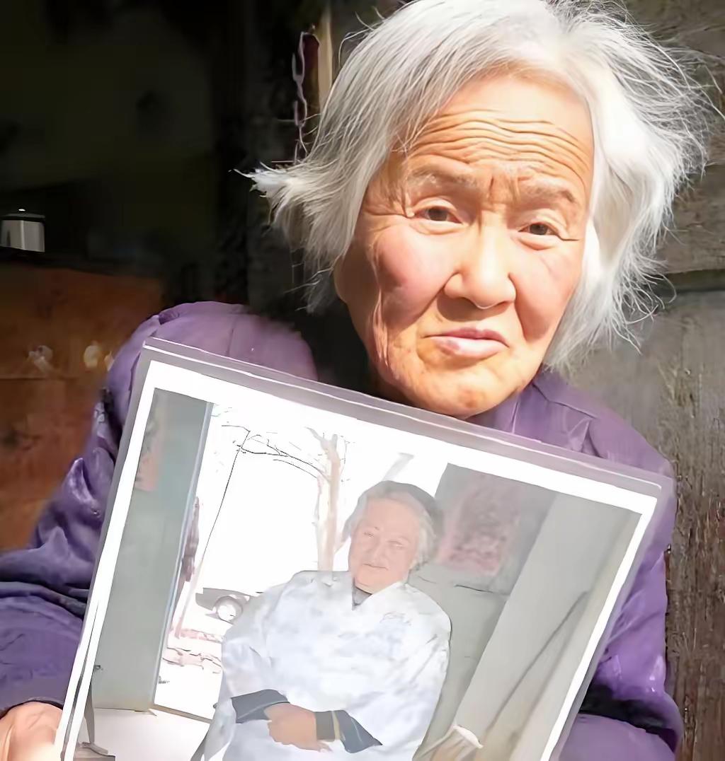 为了在乱世里活命，她藏起日本身份，躲进秦岭深山，靠着一口地道陕南方言，伪装成中国