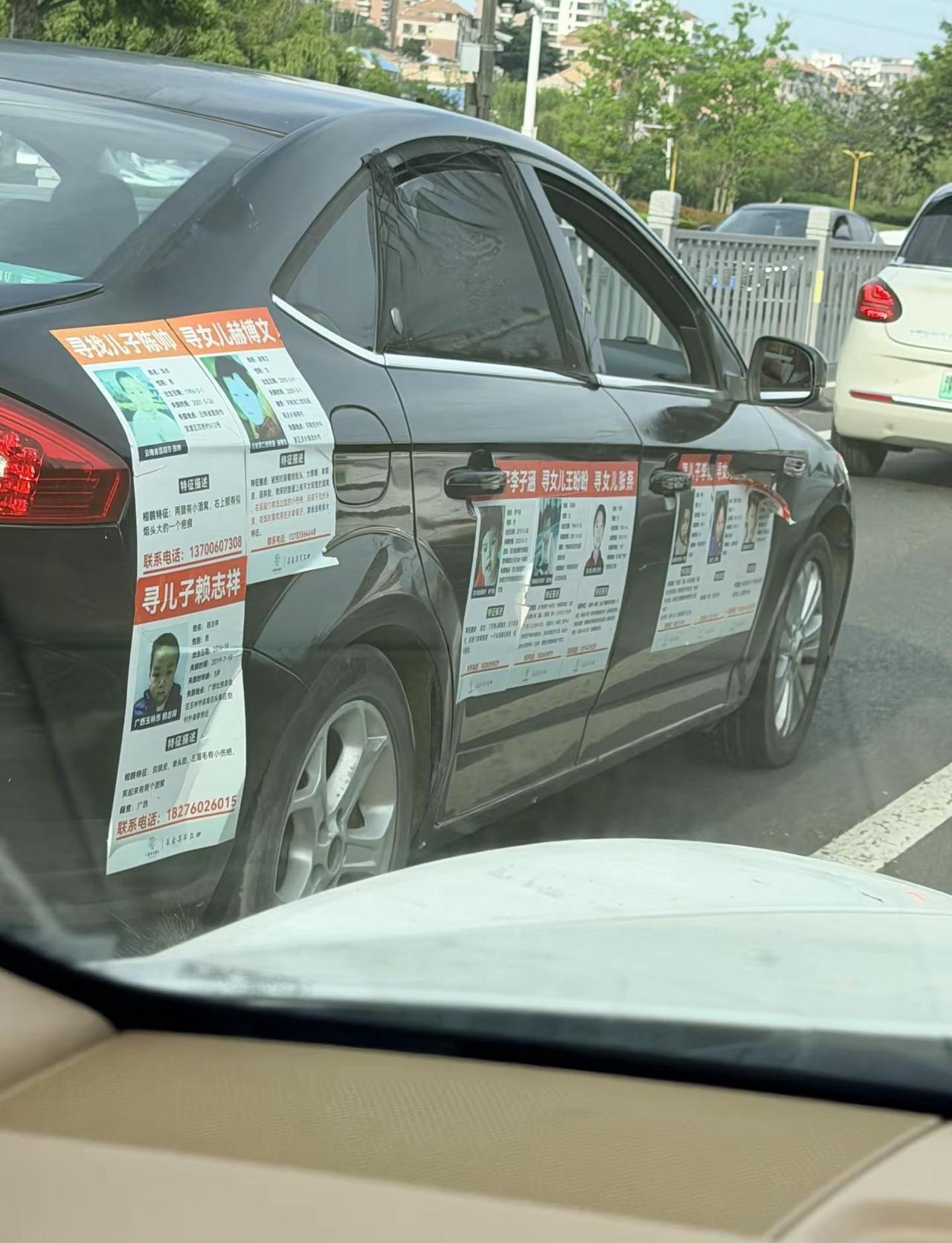 能看懂这满车寻人启事背后的心酸。车窗、车门贴得满满当当，父母开着车四处奔波，从来