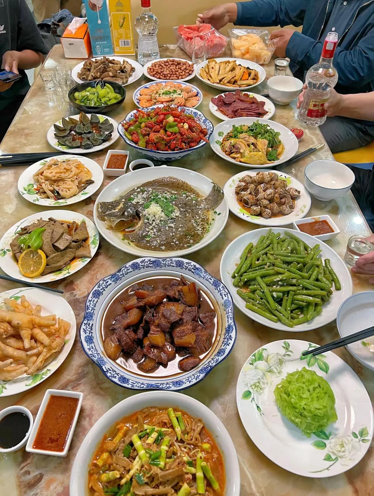 家庭聚会一大桌菜，咱家的女人们手艺都不差，姑姑妈妈婶婶都是不同地方的人，你可以看