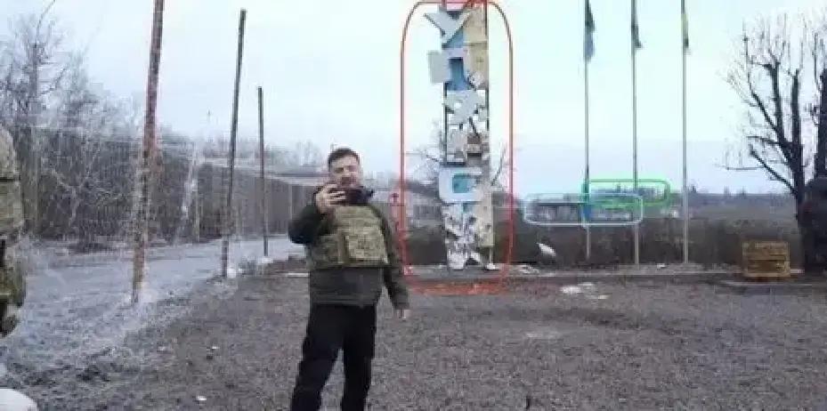 果不其然。
离俄军阵地1.15公里，泽连斯基出现在库皮扬斯克的前线泥地里，这不是