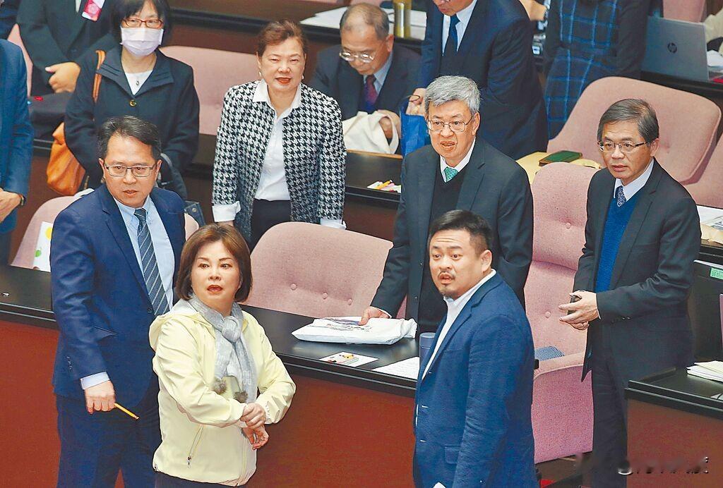 民代质询象路演，韩国瑜坚持原则无须退让，更不能答应民进党补回质询的要求！
民进党