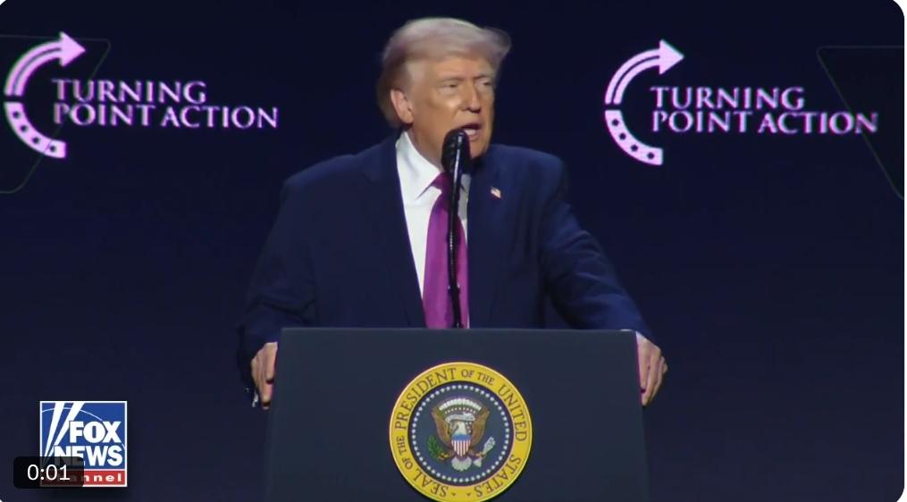 4月18特朗普在Turning Point USA活动上在亚利桑那州凤凰城的一座