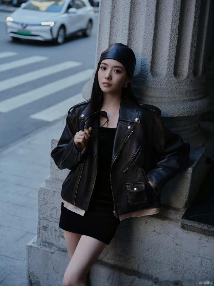 刘浩存allblack街头穿搭 刘浩存这次嘉人盛典拍摄现场的 allblack 