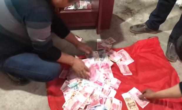 每次去寺庙，总能看到功德箱前排着队，许愿池边围满人。硬币抛出去，纸币塞进去，可你