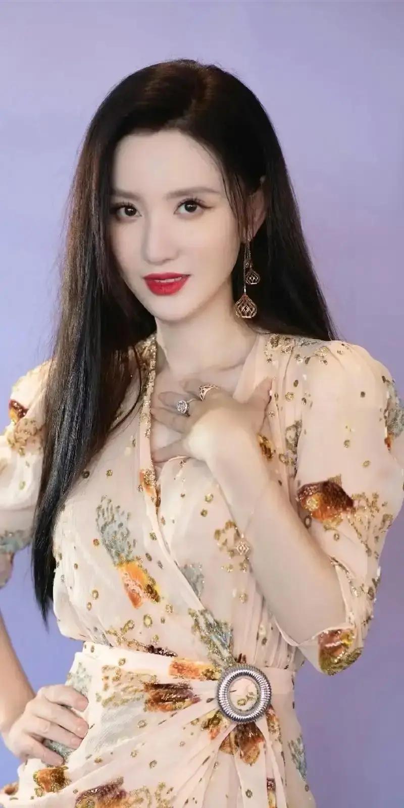 以前看张萌走红毯，总觉得这姐们儿用力过猛，想红想疯了。
 
恨不得把“野心”两个