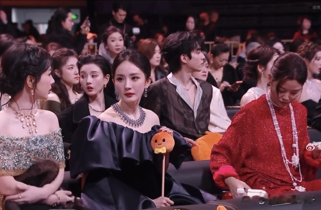 曝微博之夜明星抢C位，杨幂工作室发文讨说法！
2月5日，微博之夜红毯，众多明星纷