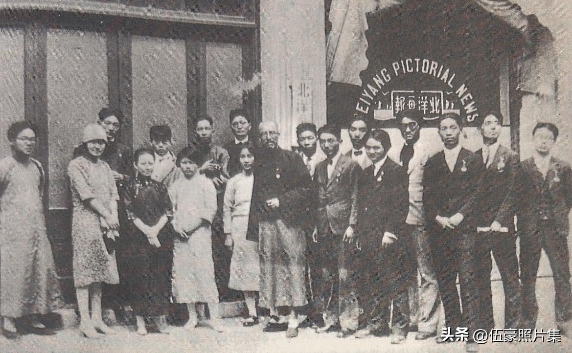 1931年5月，徐悲鸿与国立中央大学教育学院艺术科绘画班毕业参观团在天津。左起：