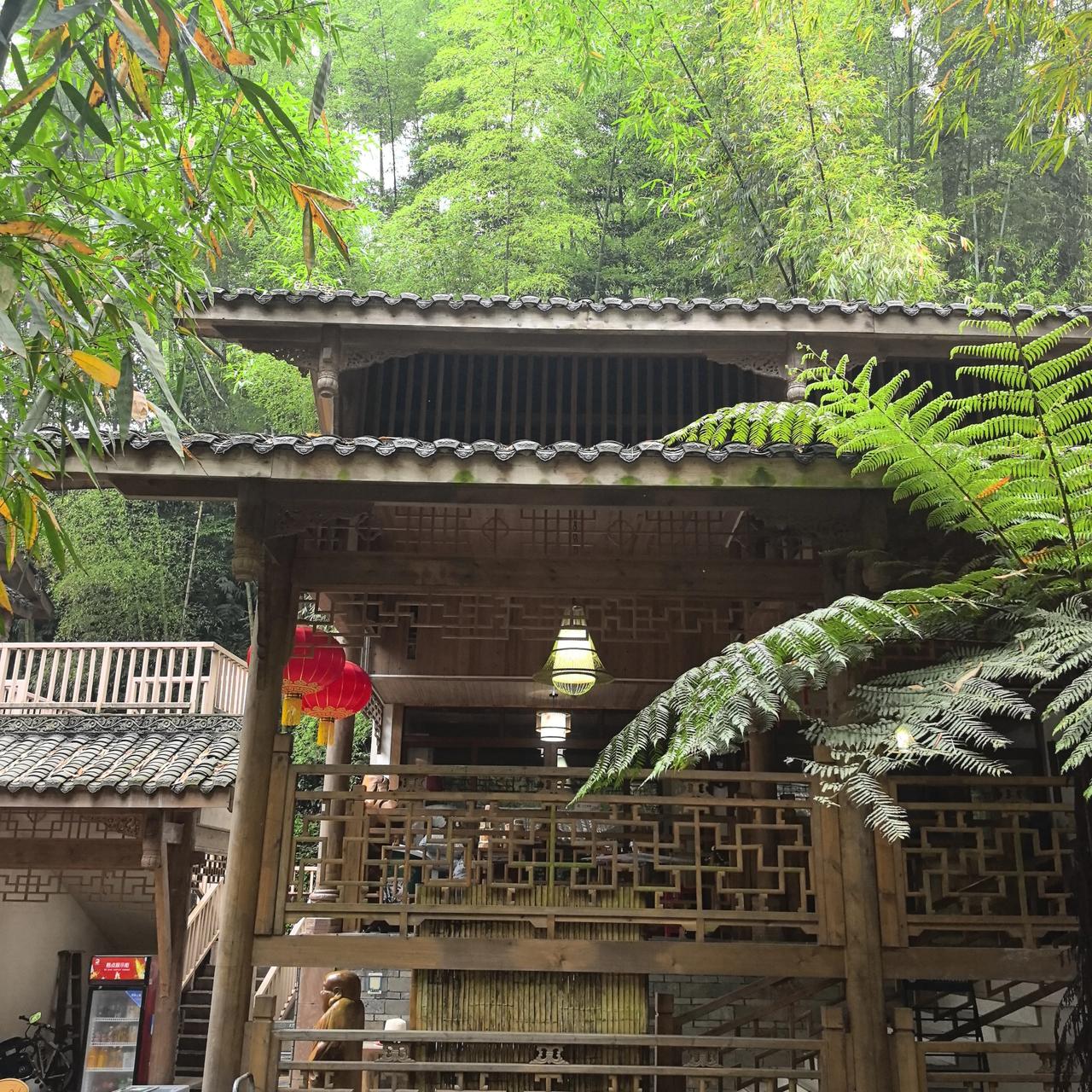 吾生世外
竹里清风竹外尘，风吹不断少尘生。此间干净无多地，只许高僧领鹤行
