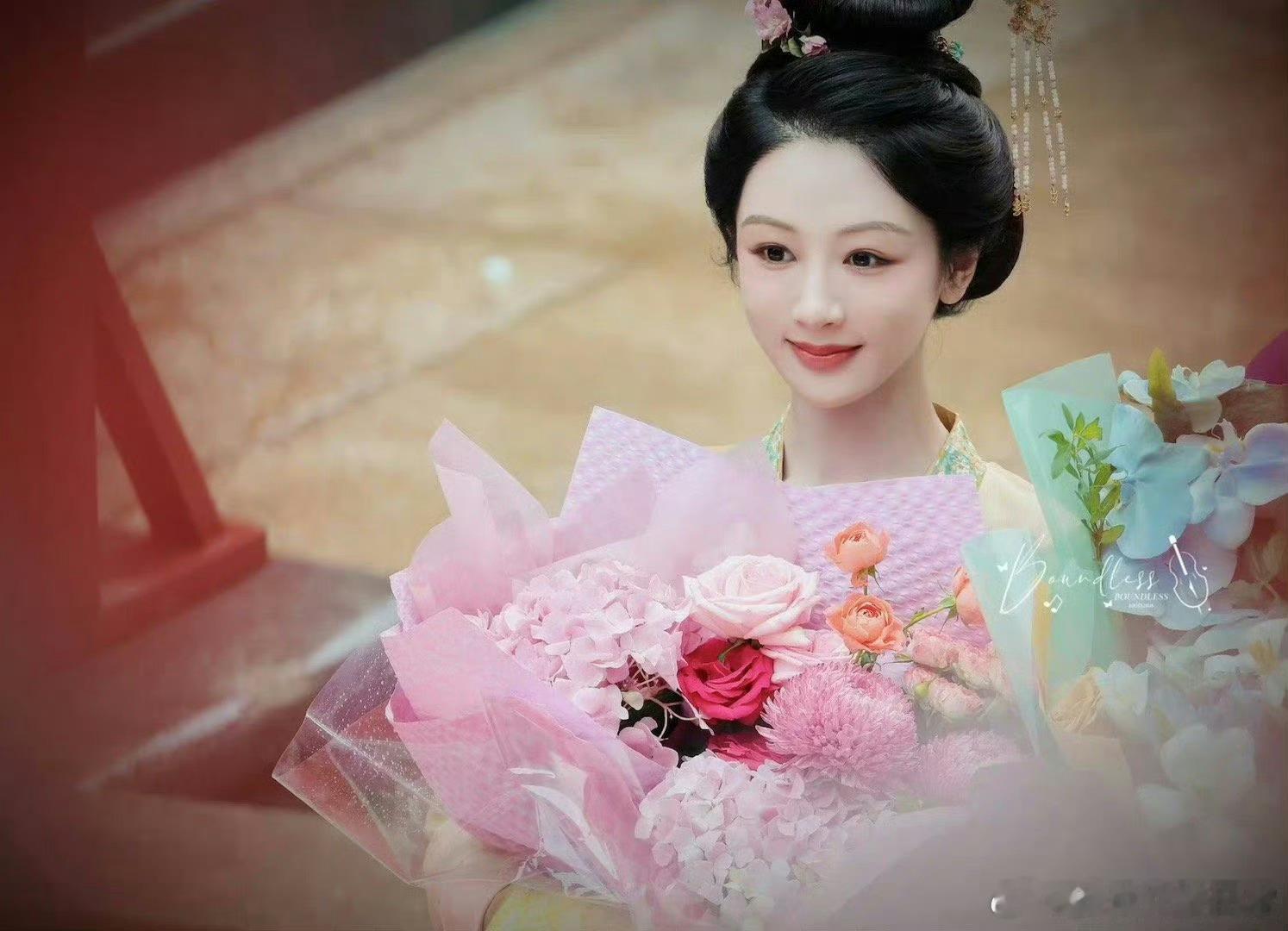 杨紫《国色芳华》杀青照 ​​​，这张好好看吖[抱一抱] ​​​