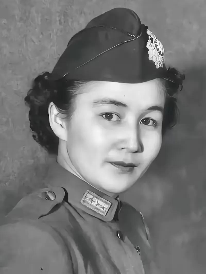 国民党有个女少将，叫胡兰畦。

她是真把自个儿在成都的房产田地，亲手交到了未婚夫