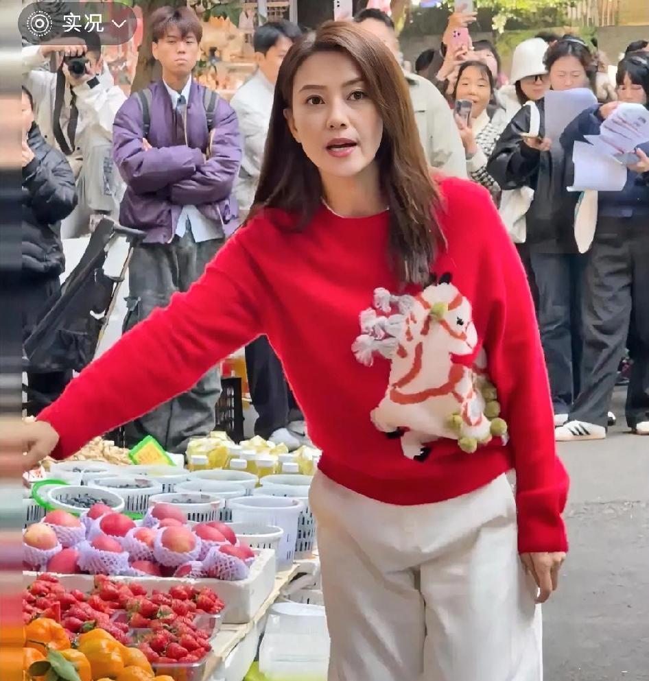 45岁高圆圆被偶遇，状态好到让20岁的我自愧不如！
网友在成都太古里拍到她  