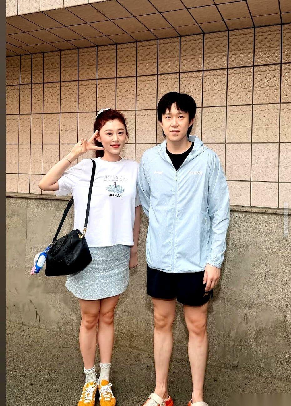 男乒队长王楚钦那张合照，有点意思。
旁边站着的，是他教练孙逊的妻子和女儿。按理说