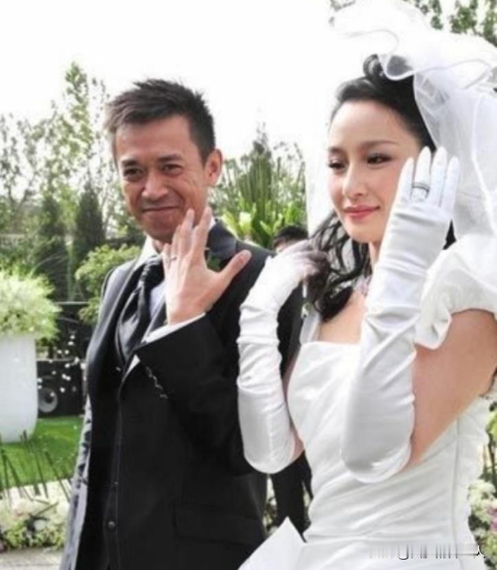 2009年，38岁的王学兵娶了31岁的美女孙宁。结婚时，孙宁又买房又办婚宴。结果