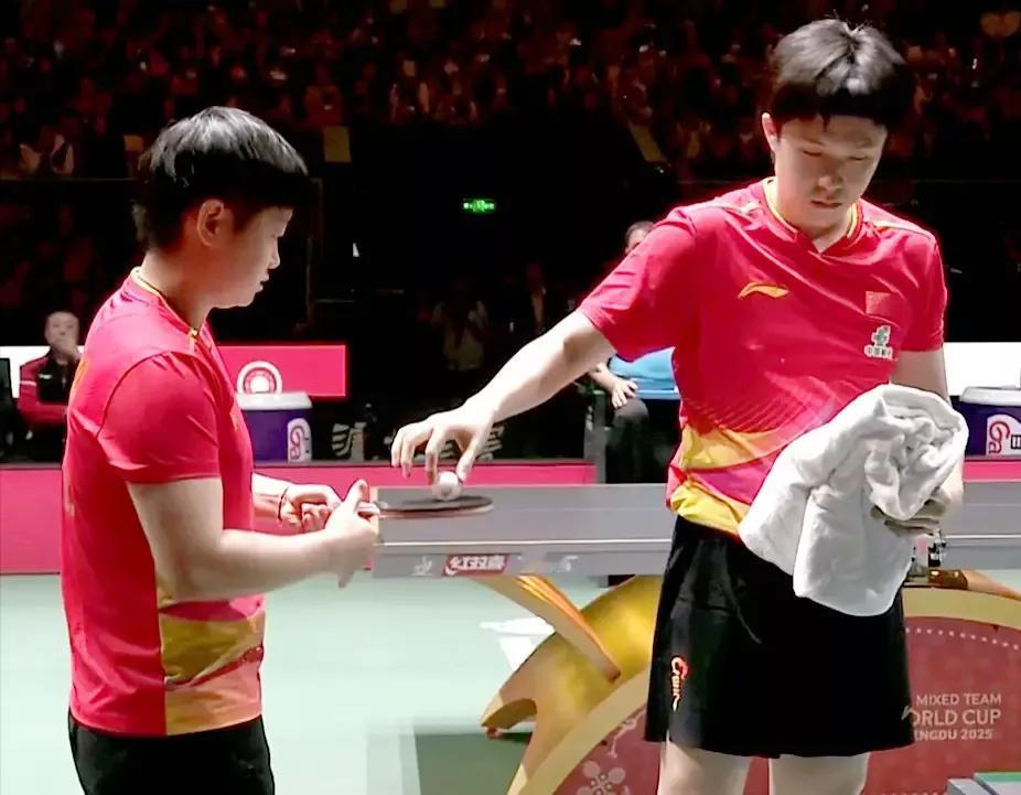 孙颖莎/王楚钦3-0大胜对手[玫瑰]
混团世界杯首日，中国队vs中国香港队，首盘