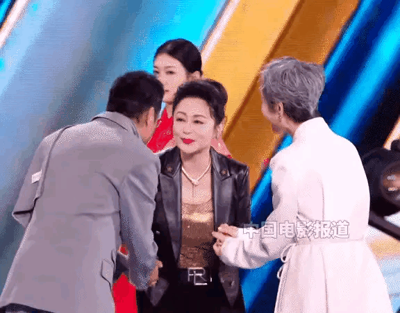 陈红妆容是太浓了些！本是美人底子这么浓的妆想掩盖什么呢？
#娱评大赏#