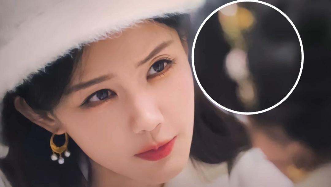 好有戏谑性的眼睛。