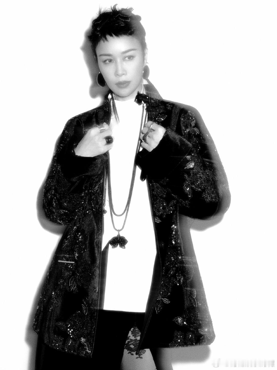 那英在cos王菲还是窦靖童呀声鸣远扬 笑晕！那英这个造型真的太有迷惑性了，我还以