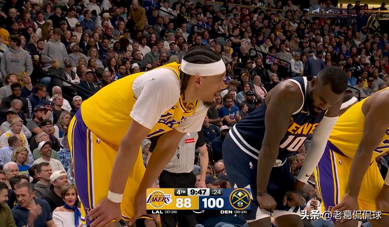 湖人主帅雷迪克对爱将海斯真是赞赏有加！在今天湖人客场以113：120不敌掘金的赛