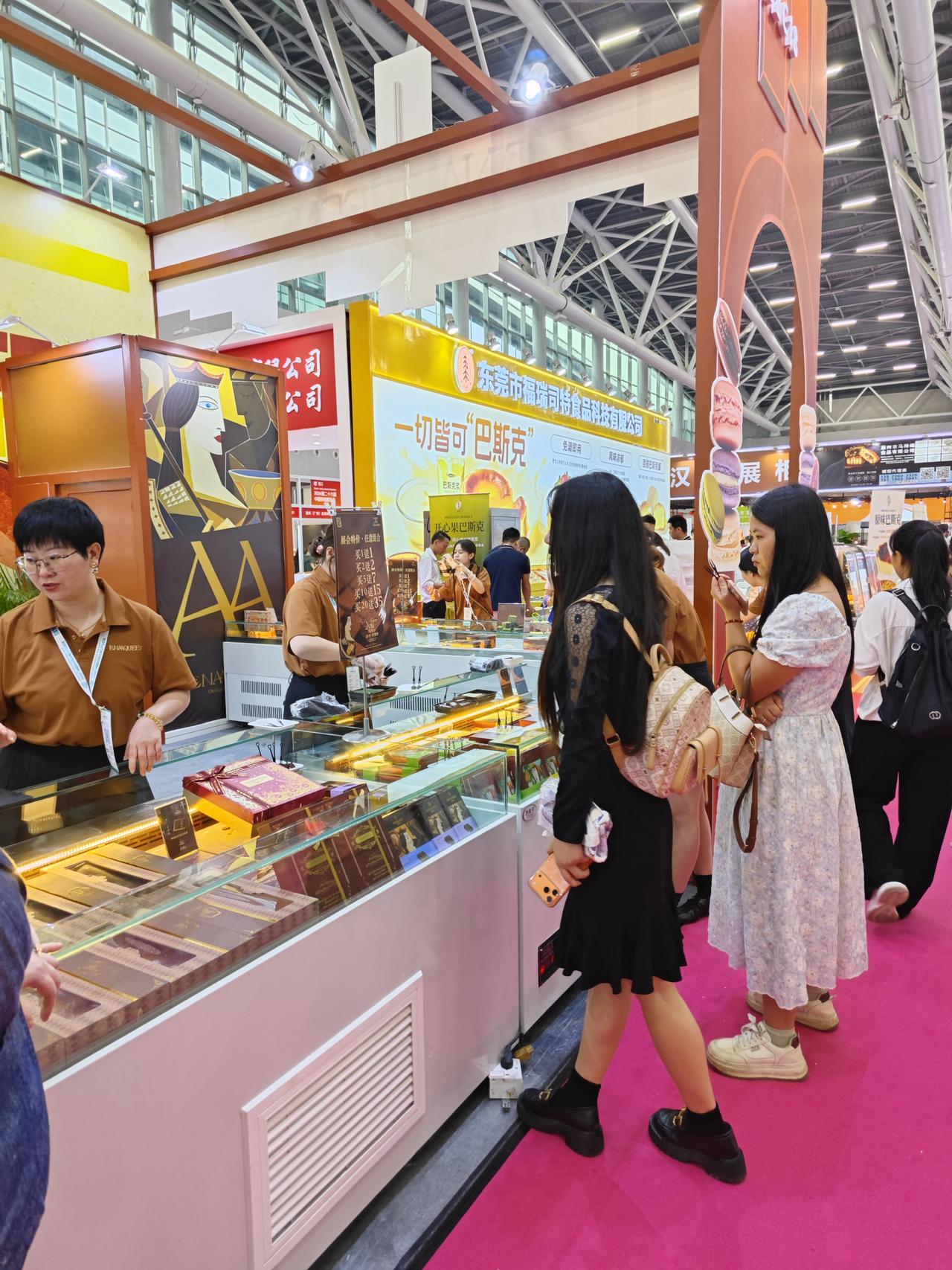 2026中国烘焙展逛展实录✨
嘉焙那独具创意的展台，还有令人目不暇接的新品点心。
