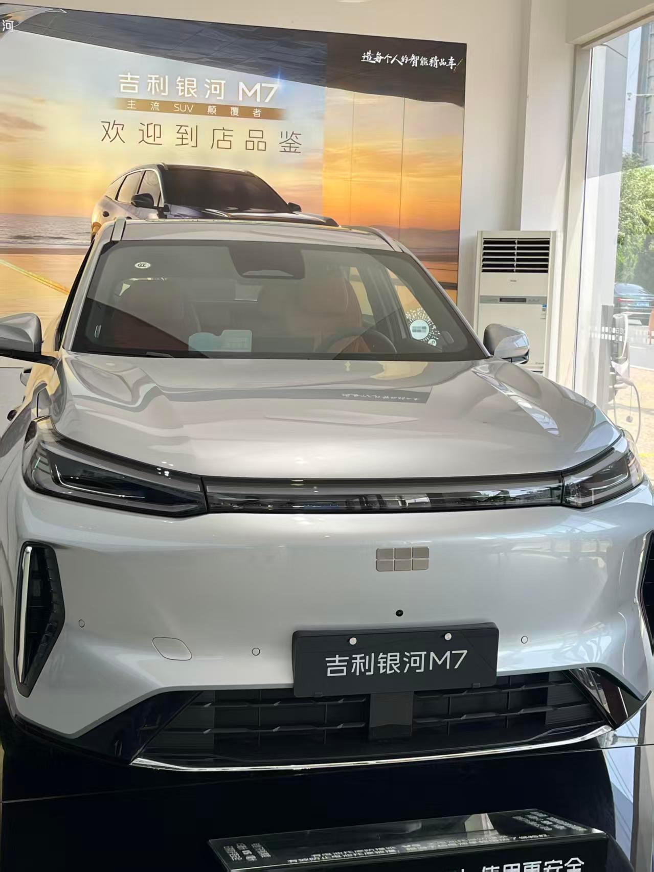 底盘用了前麦弗逊后多连杆独立悬架，调校偏舒适，过沟坎滤震不错。方向盘是双辐D型的