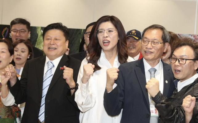 这才是国民党最不敢承认的事！马英九退了、朱立伦撑着、老路线走到头了，偏偏郑丽文这