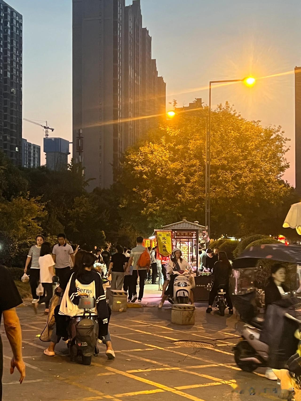 曲江二期人气最旺的地方

居然是曲江与航天的交汇处

雁塔南路与金滹沱二路丁字路
