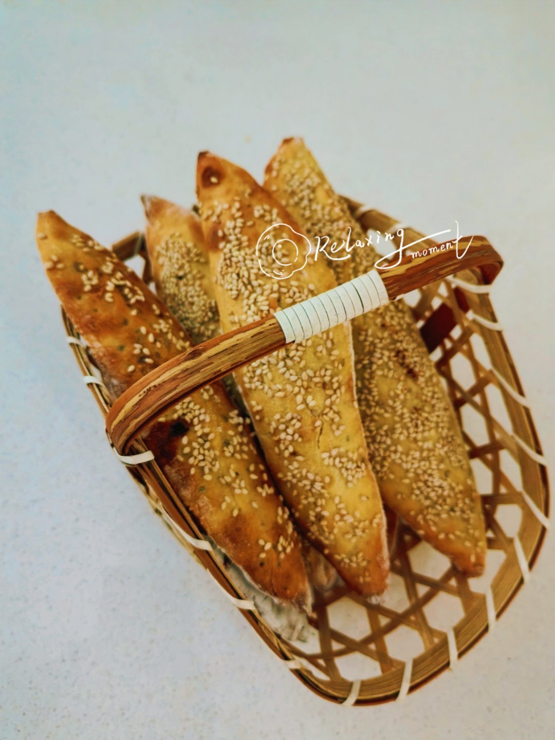 生活手记 偶尔吃点甜食。我做的红糖饼儿出炉了，虽然包多了馅儿，好几个漏糖了，可不
