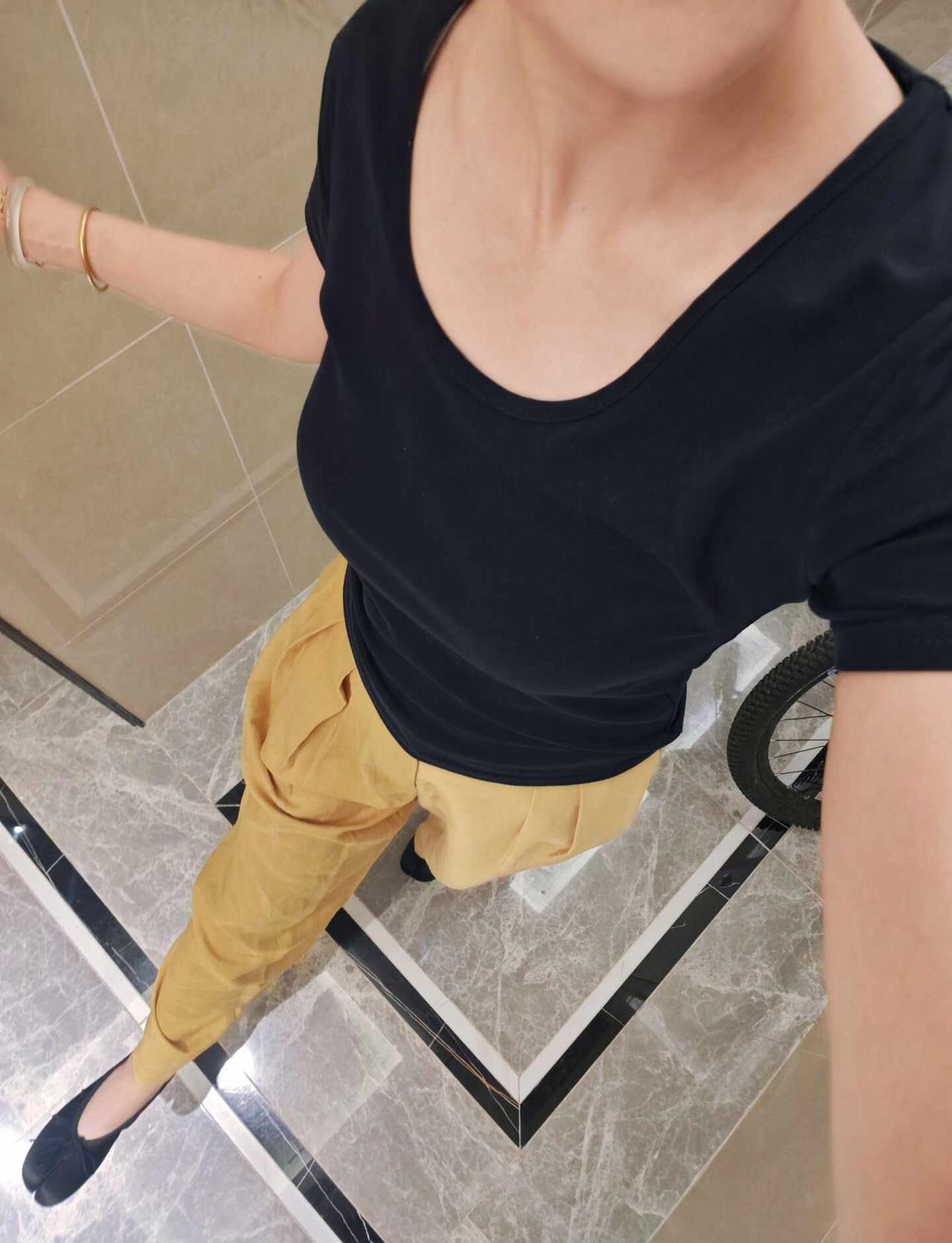 ootd｜黑色T恤、黄色系穿搭～
把喜欢的感觉穿在身上 不露脸每日穿搭记录打卡 