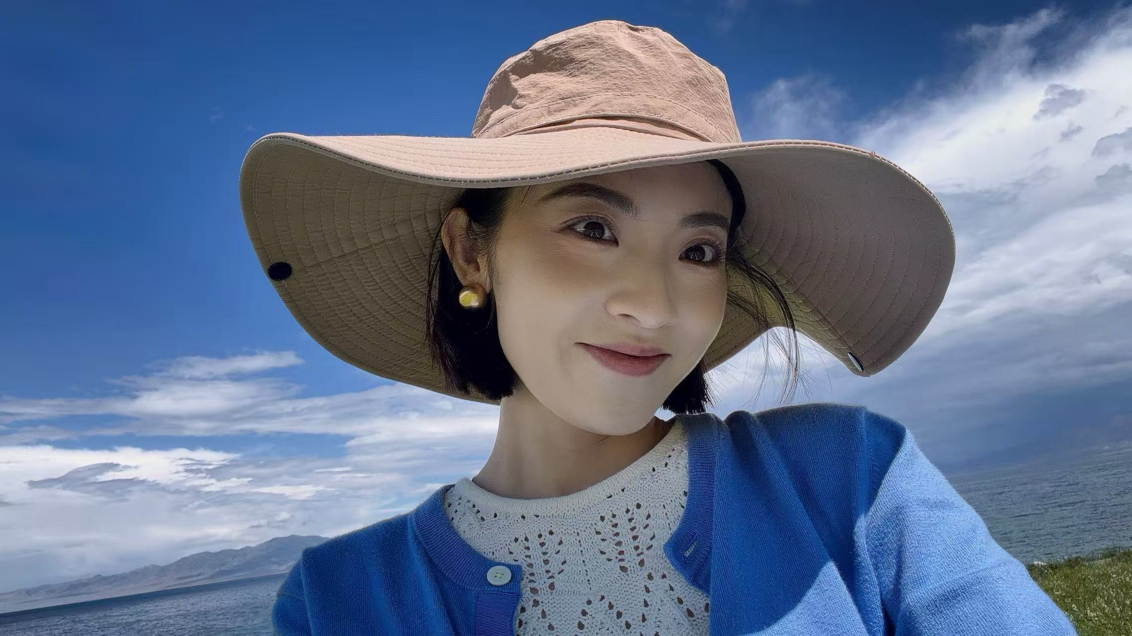 嗨～你怎么知道背景是赛里木湖果然！要多出来走走，看到美景一整个心花怒放