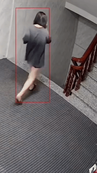 年轻女子下楼时脚底突然打滑？
导致她一脚踩空整个人都从楼梯上摔了下来！
看起来真